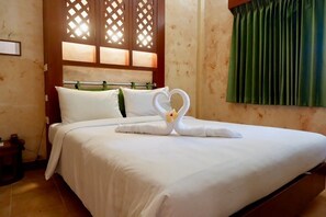 Deluxe-Doppelzimmer, 1 Queen-Bett, Gartenblick | Laptopgeeigneter Arbeitsplatz, kostenloses WLAN