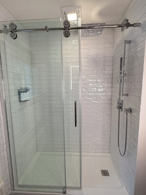 Douche, sèche-cheveux, serviettes fournies, papier toilette