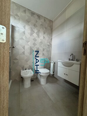 Apartamento | Baño | Ducha, toallas, jabón y champú