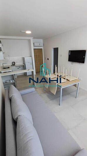 Apartment, City View | Living area | 43-inch Smart TV with digital channels - Nahi Alquileres Temporarios (General Roca)