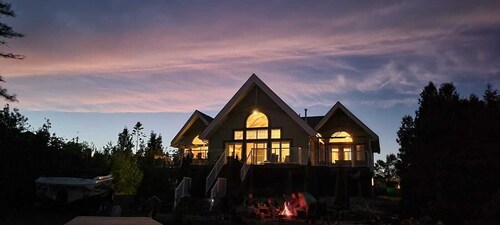 Amazing waterfront luxury home in millionaire area only minutes from town