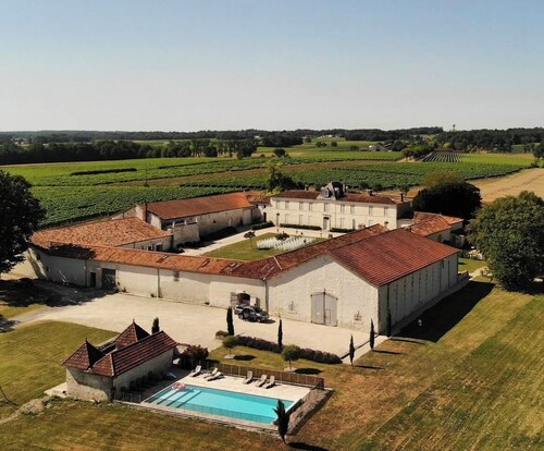 La Cannonerie : Gîte au cœur des vignobles de Cognac avec piscine.