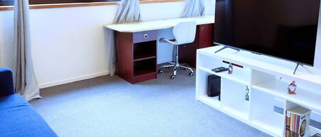 1 室のベッドルーム、デスク、アイロン / アイロン台、WiFi (無料)