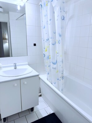 Hair dryer, towels, soap, toilet paper - Stylish 1-Bedroom Apartment with Private Terrace - 4 minutes from the Metro, (Paris)