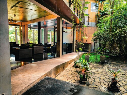 The Yacht Villa Near Colombo International Airport