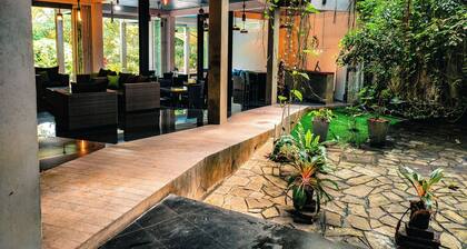 The Yacht Villa Near Colombo International Airport