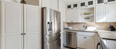 Réfrigérateur, four à micro-ondes, un four, surface de cuisson