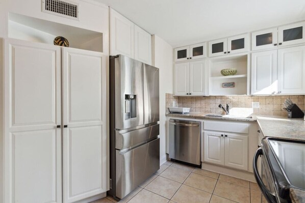 Réfrigérateur, four à micro-ondes, un four, surface de cuisson