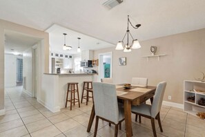 Dining - Jacksonville Beach for 6 Bike Fenced Private (Jacksonville Beach)