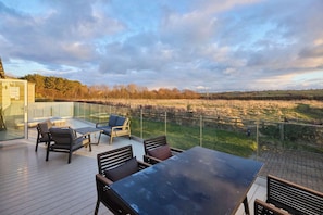 Outdoor dining - Host & Stay | Hazelwood Deluxe Lodge (Low Gate)