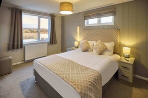 2 bedrooms, iron/ironing board, WiFi, bed sheets - Host & Stay | Hazelwood Deluxe Lodge (Low Gate)