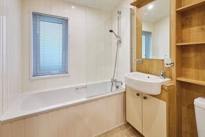 Shower, hair dryer, towels - Host & Stay | Portland One (Low Gate)