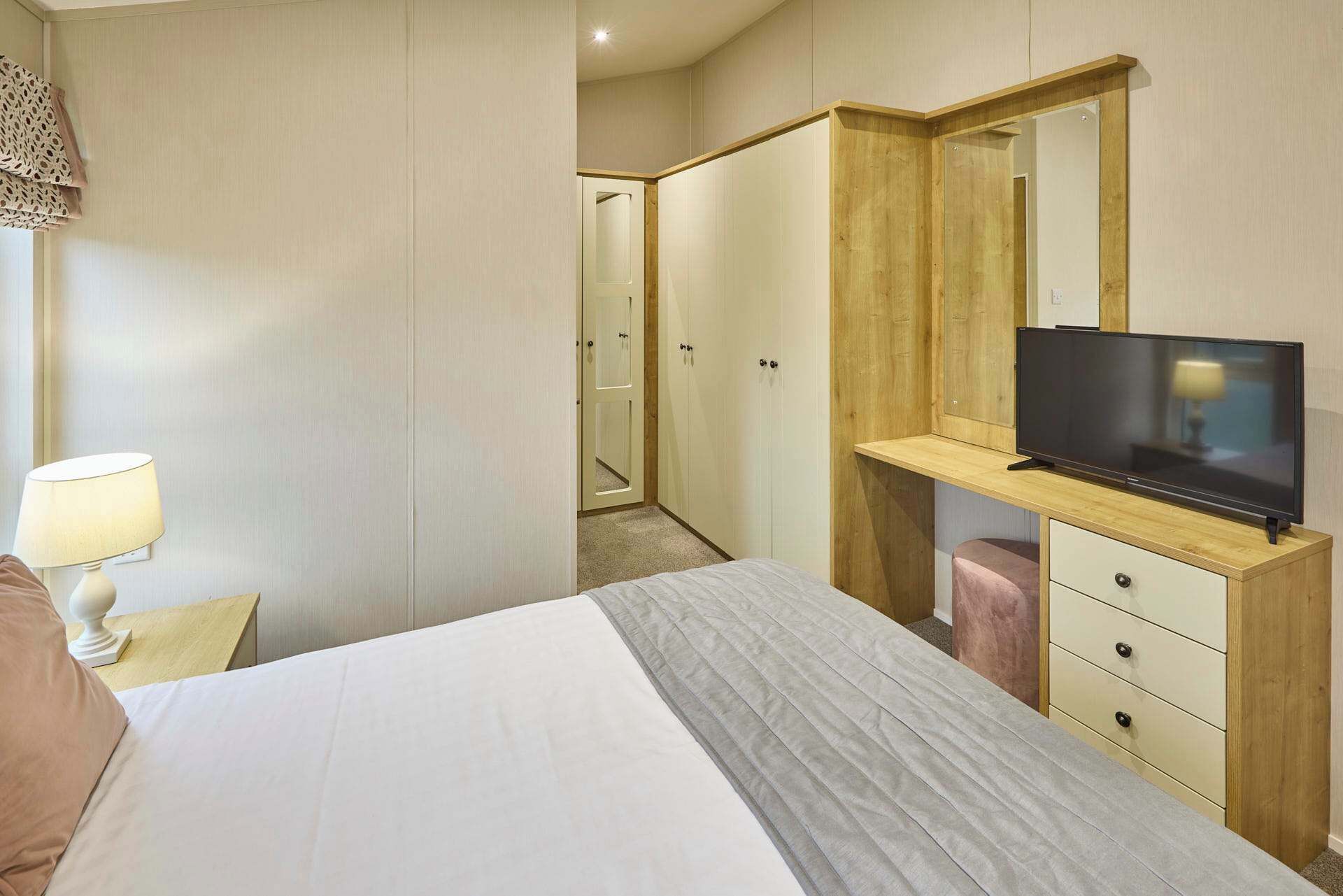 2 bedrooms, desk, iron/ironing board, WiFi