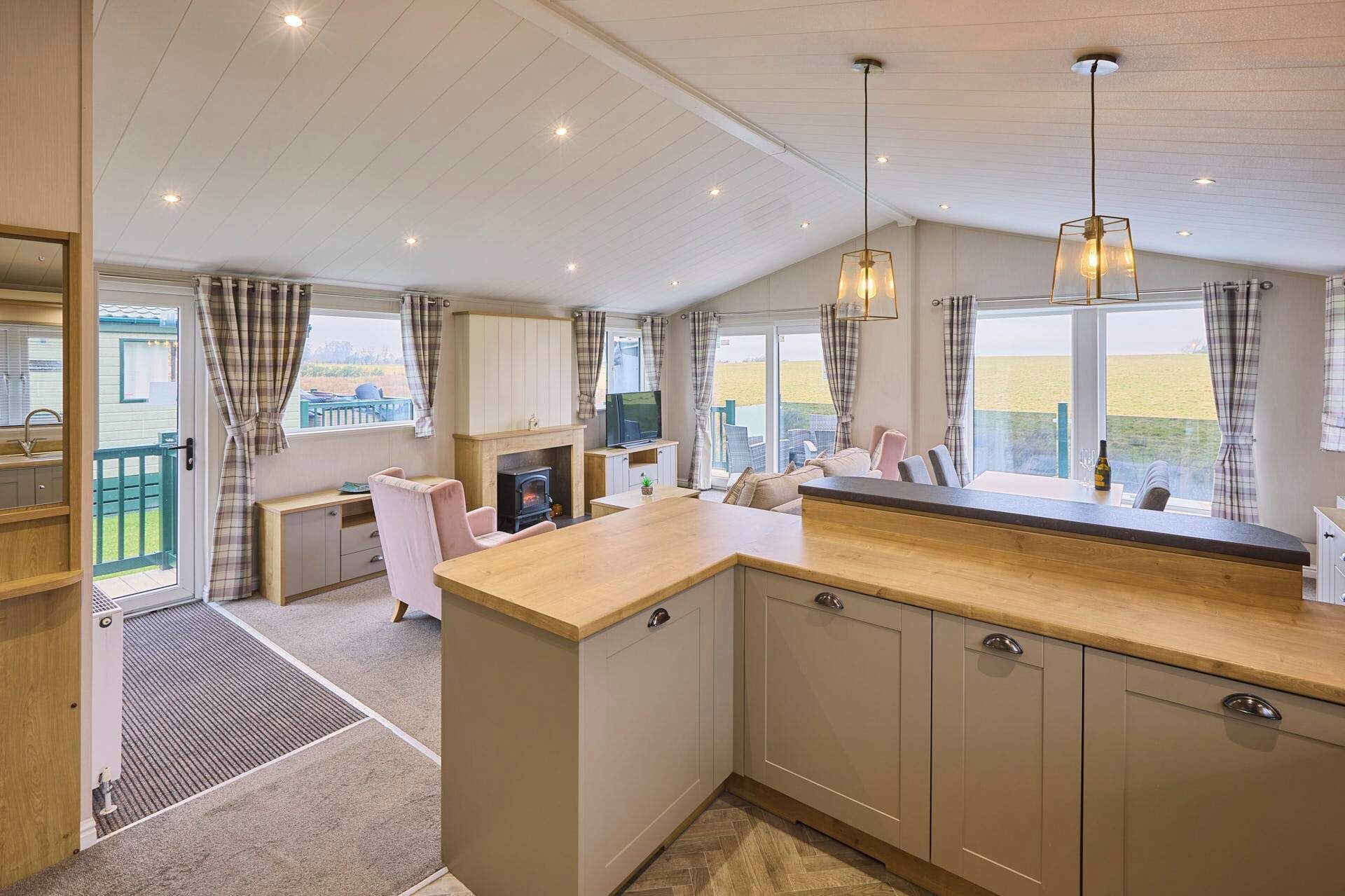 Een moderne keuken met een centraal eiland, inbouwapparatuur en een open haard.