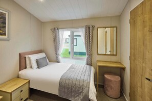 2 bedrooms, desk, iron/ironing board, WiFi - Host & Stay | Portland Three (Low Gate)