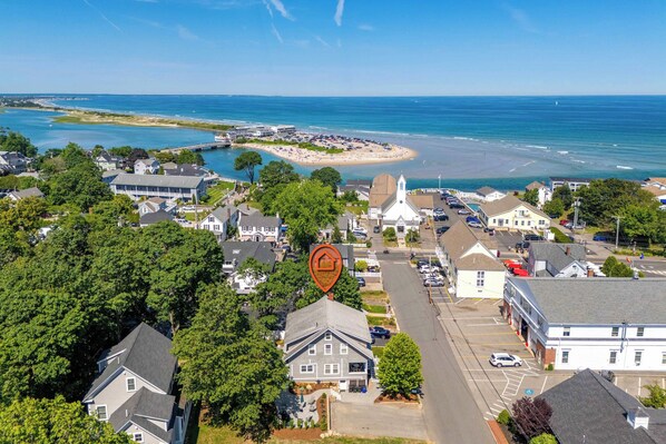 Un pueblo costero con playa, casas e iglesia.