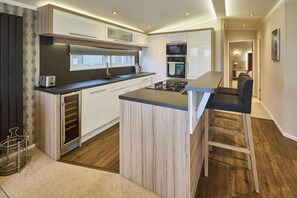 Coffee/tea maker, fridge, microwave, oven