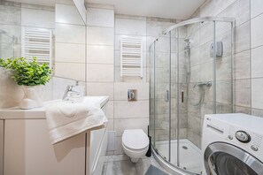 Deluxe Apartment, River View (11) | Bathroom | Hair dryer, towels, soap, toilet paper - Gdańsk Apartments (Gdansk)