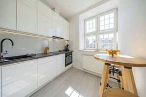 Deluxe Apartment, River View (7) | Private kitchen