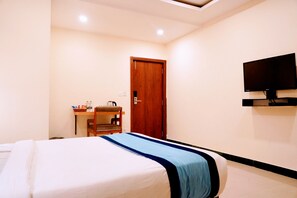 Desk, laptop workspace, soundproofing, free WiFi - Hotel Konark Inn (Indore)