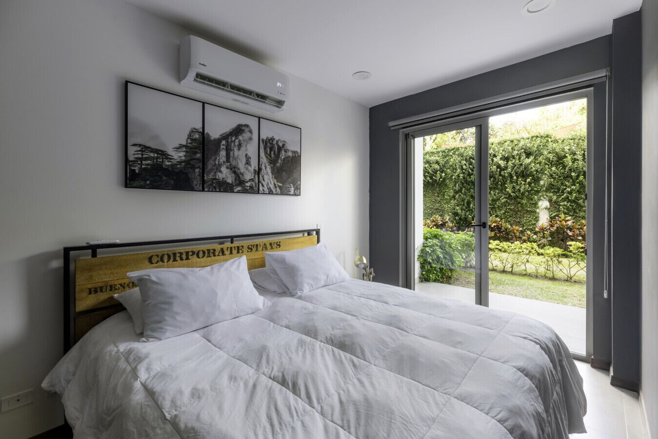 Työpöytä, silitysrauta/-lauta, vauvan matkasänky, ilmainen Wi-Fi