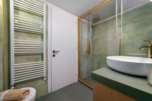 Secador de cabelo, toalhas de banho, sabonete, shampoo