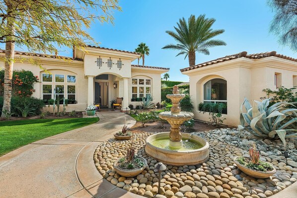 Exterior - Luxury Spanish Estate in historic Movie Colony neighborhood 30 night minimum (Palm Springs)