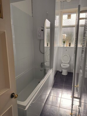 Haartrockner, Handtücher, Seife, Toilettenpapier