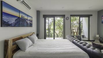 Escritorio, tabla de planchar con plancha, cuna de viaje y wifi gratis