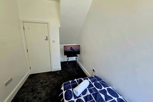 Room 3 32" Smart TV