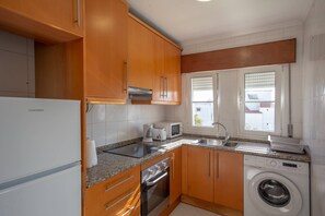 Fridge, microwave, oven, stovetop - La Vie Simple Appartment (Albufeira)