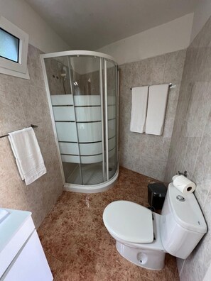 Dusj, hårføner, håndklær og såpe