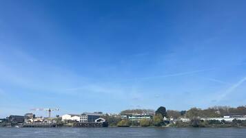 Une vue sur le front de mer, avec des bâtiments, un quai et une grue.