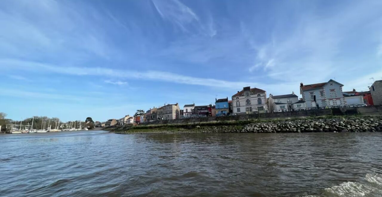 Uma cidade às margens do rio, com edifícios ao longo da água.