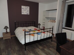5 bedrooms, desk, WiFi