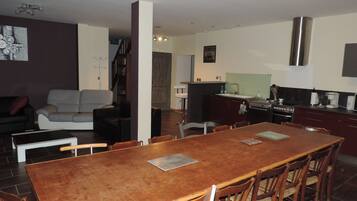 Télévision, lecteur de DVD, livres