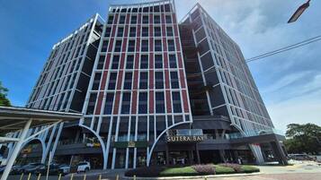 Bagian depan properti - sore/malam
