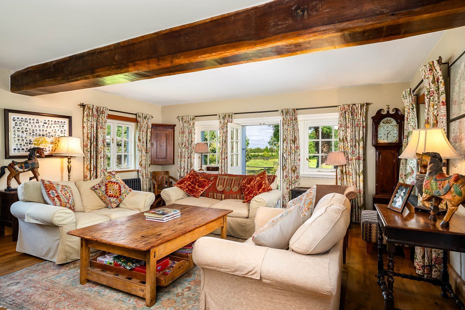 Een open haard en een dvd-speler