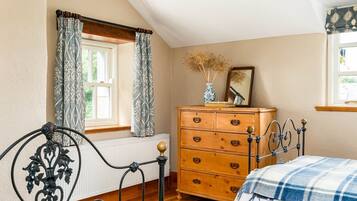 6 bedrooms, iron/ironing board, Internet, bed sheets