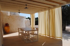 Outdoor dining - Trullo in Puglia with Private Pool and Charm (Ostuni)