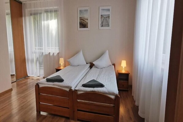 7 bedrooms, travel crib