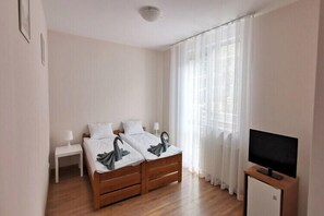 7 bedrooms, travel crib