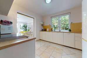Coffee/tea maker, fridge, microwave, stovetop - Holiday Home in Międzywodzie near Beach (Międzywodzie)