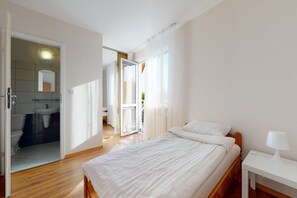 10 bedrooms, travel cot
