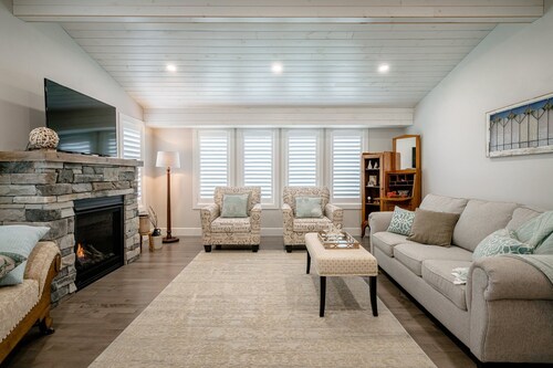 Cozy, one level lake property King Bed and Breakfast on the shores of Lake Erie