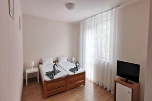 15 chambres, lit parapluie, draps fournis