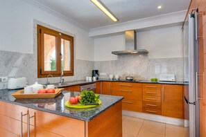 Kjøleskap, mikrobølgeovn, ovn og oppvaskmaskin