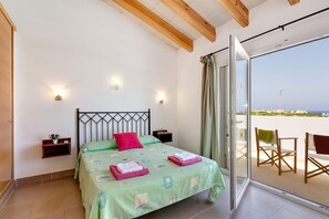 4 bedrooms, iron/ironing board, free WiFi, bed sheets