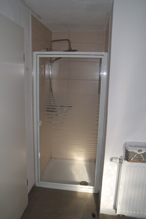 Haartrockner, Handtücher, Toilettenpapier