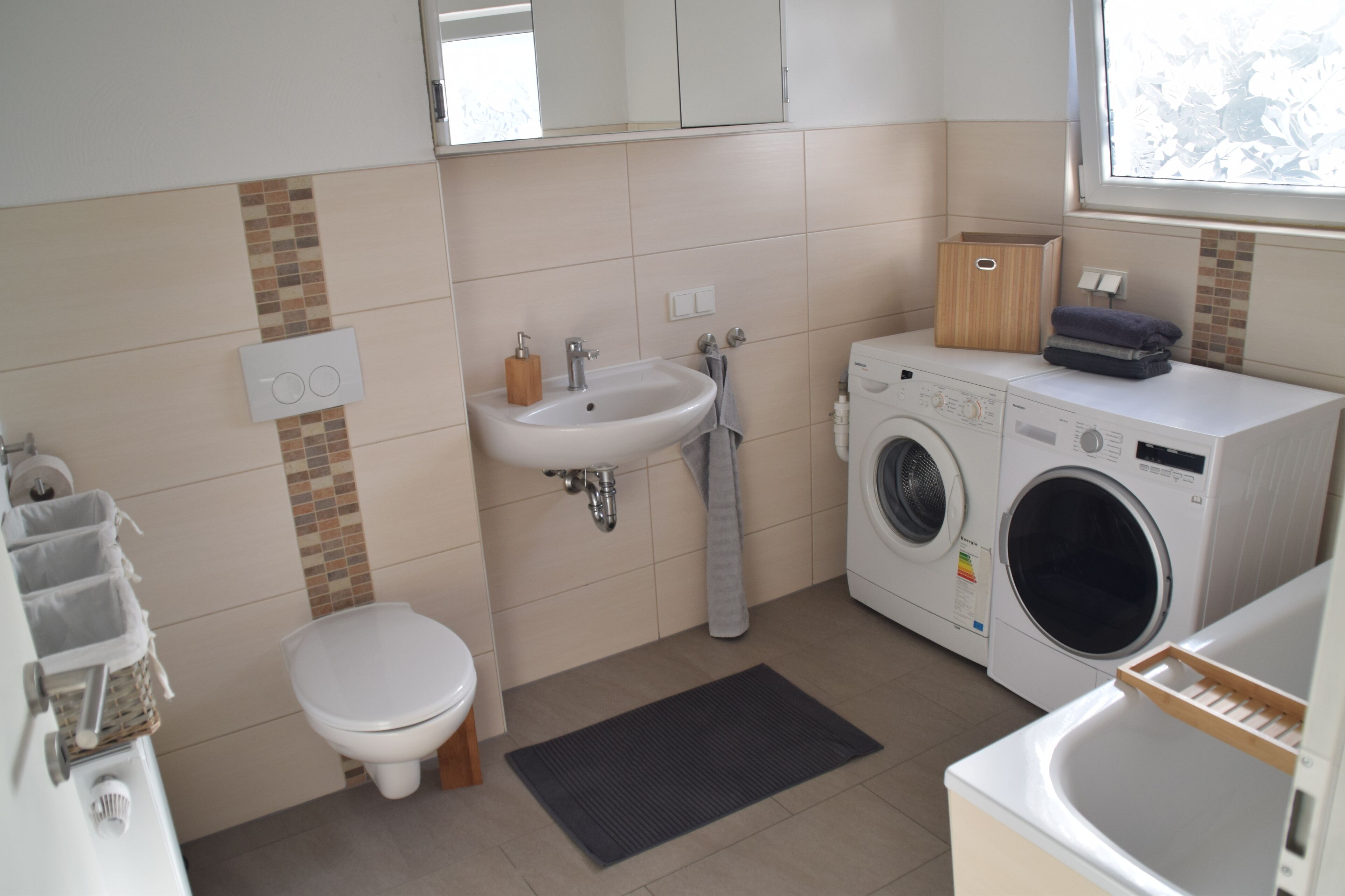 Haartrockner, Handtücher, Toilettenpapier